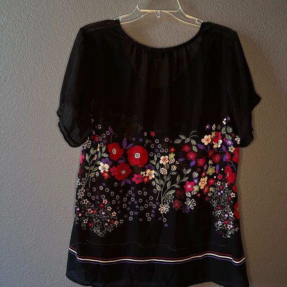 Floral Black Top Avenue - Picture 2 of 3